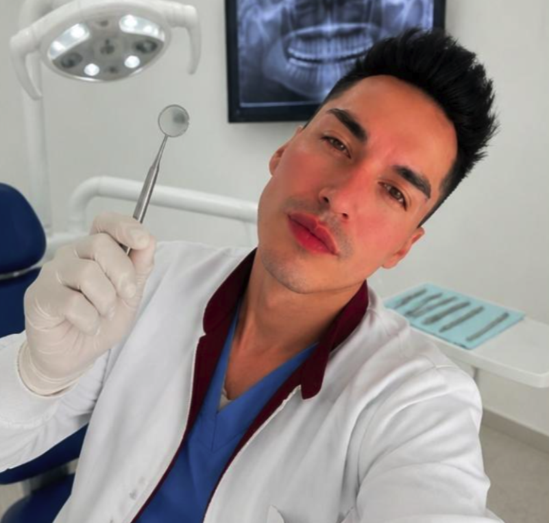 Odontólogo realizando tratamiento con instrumentos en Münder Odontología Bogotá